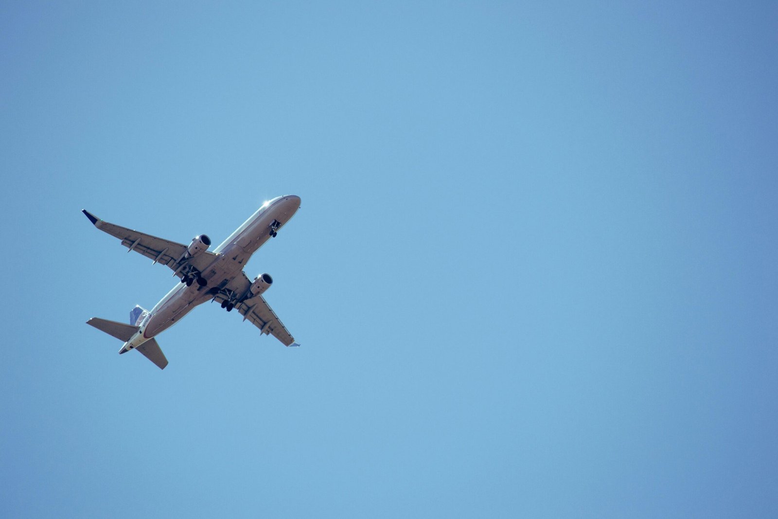 Can I talk to a real person at Lufthansa Airlines?