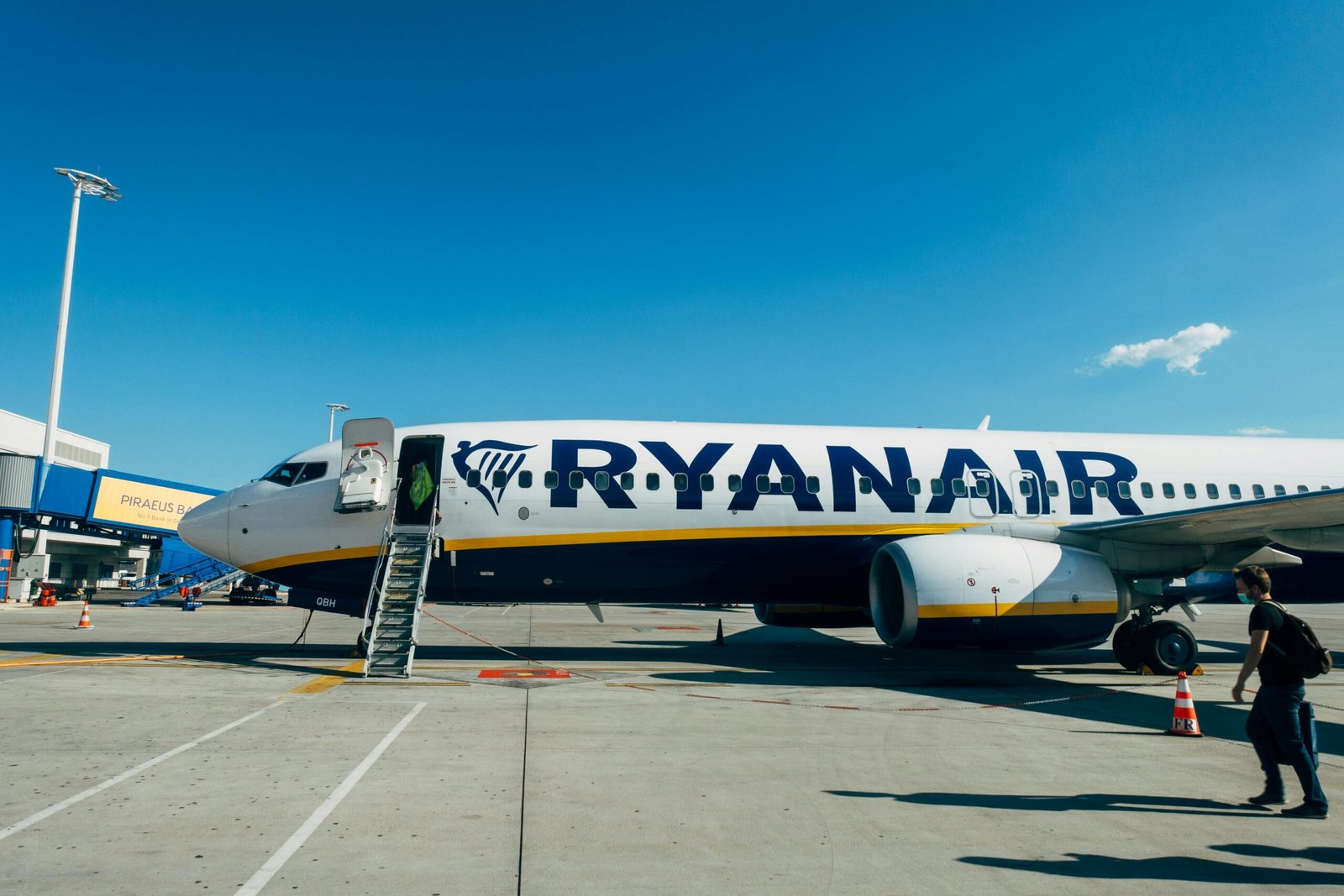 How do I speak to Lufthansa customer service?